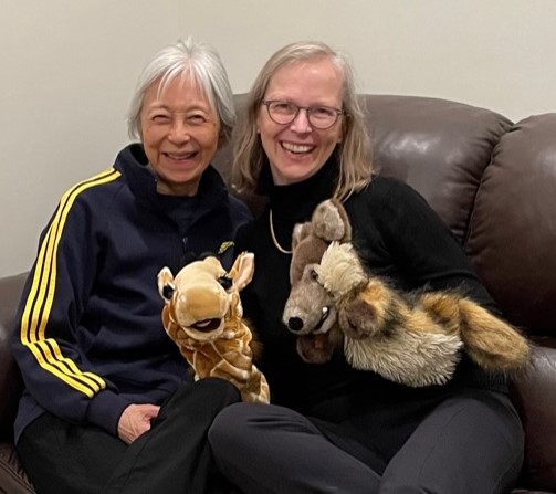 Session participant with Elke, with giraffe and jackal puppets